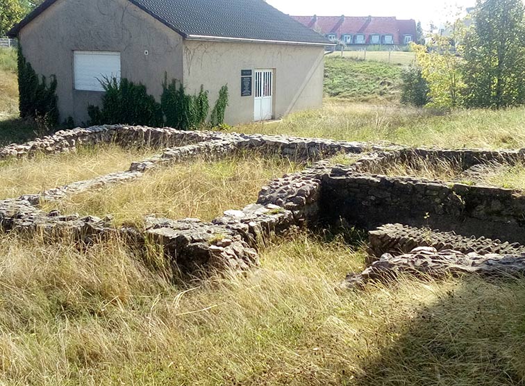 Die Mauerreste stammen von einem Hospiz aus dem 13. Jahrhundert.