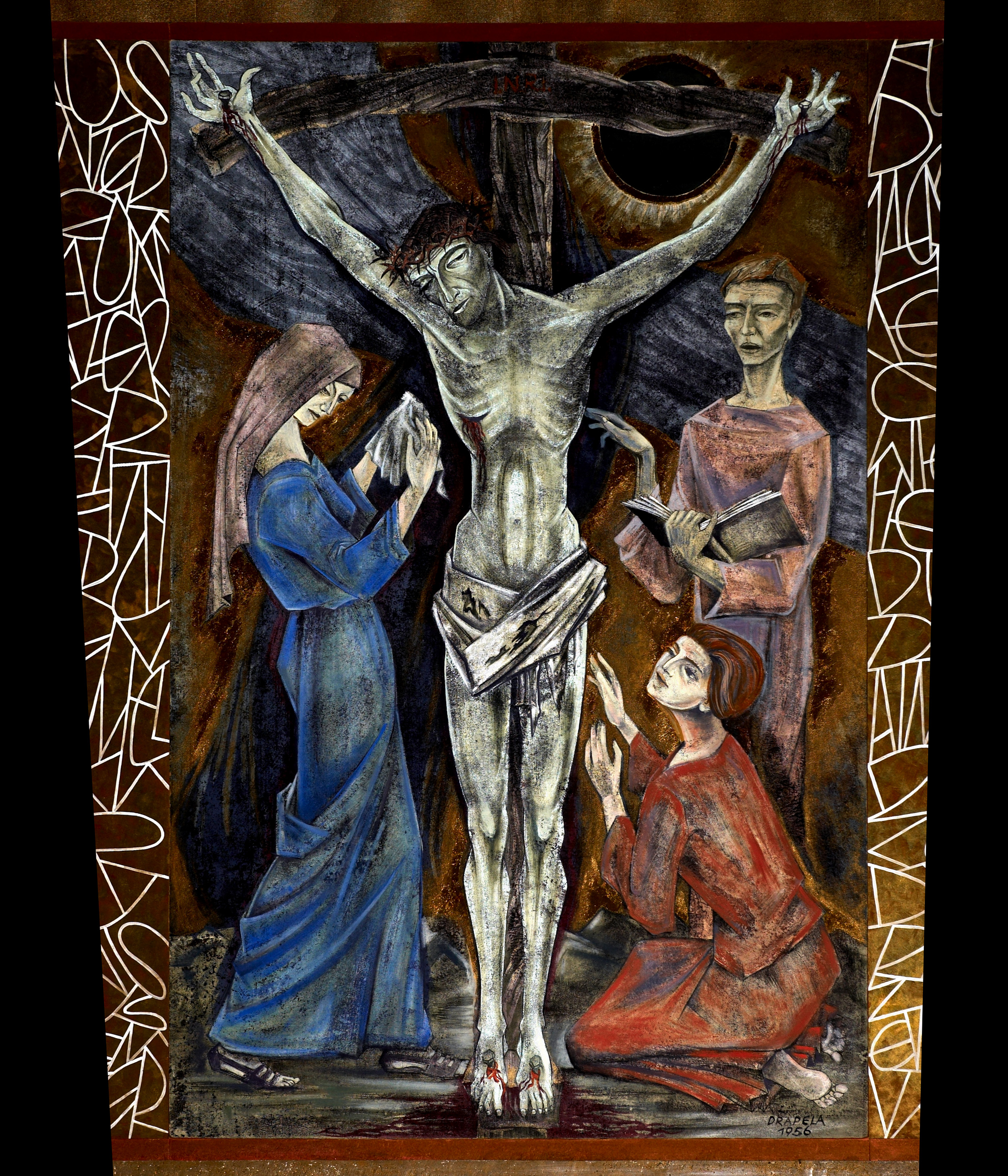 Kreuzigungsgruppe von Franz Drapela, 1956; unter dem Kreuz stehen Maria, Maria Magdalena und Johannes.     Berndorf, 22.10.2005         