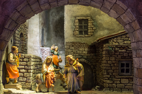 Herbergsuche / Erzdiözese Wien/ Stephan Schönlaub, Stephan Schönlaub Die Krippe gehört zu den frühesten Symbolen weihnachtlicher Festkultur. Bereits im Jahr 334 ließ Kaiserin Helena über der Geburtshöhle in Bethlehem eine Krippe errichten, die die Geburtsszene zeigt. Der Heilige Franz von Assisi hatte 1223 in Greccio